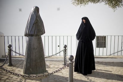 Monumento en homenaje a la mujer vejeriega en una de las plazas del pueblo.