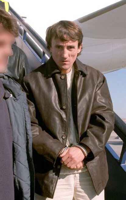 Pikabea escoltado por policías franceses a su llegada a España en 2001.