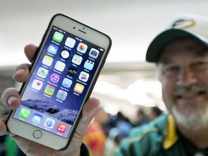 Un comprador de un iPhone 6, en Virginia (EE UU).
