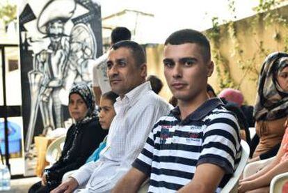 La familia El Faj aguarda la semana pasada su turno para tramitar sus documentos de viaje en la embajada española de Beirut