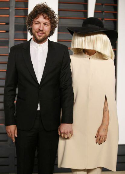 La cantante Sia y el cineasta Erik Anders Lang a su llegada a la fiesta de Vanity Fair en Beverly Hills, tras la ceremonia de los Oscar.