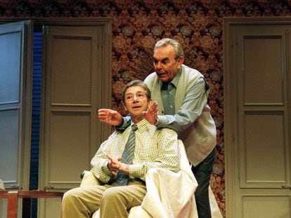 Paco Mor&aacute;n (de pie), con su fiel compa&ntilde;ero Joan Pera, durante una representaci&oacute;n en 2002 en el teatro Condal de Barcelona.