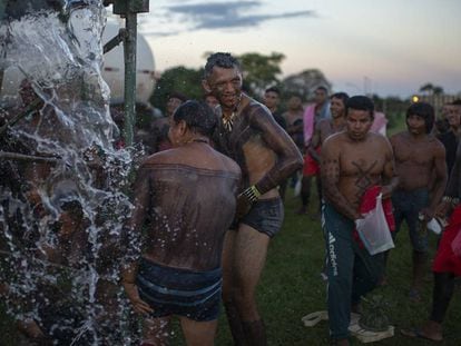 Indios toman baño en el Campamento Tierra Libre en Brasilia, este miércoles.