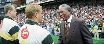 La nueva película de Clint Eastwood cuenta la historia de cómo Nelson Mandela (Morgan Freeman), recién elegido presidente de Sudáfrica, hizo causa con el capitán de la selección surafricana de rugby durante el mundial de 1985, para transformar un deporte usado para ahondar en la división racial, en un instrumento de unidad nacional.