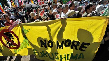 Varios manifestantes durante la protesta antinuclear de hoy en Tokio.