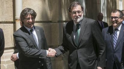 Puigdemont i Rajoy se saluden.