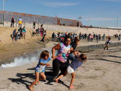 La patrulla fronteriza estadounidense ha arrojado gases lacrimógenos a un grupo de centroamericanos de la caravana que ha logrado llegar hasta el muro