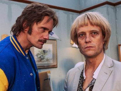 Alexander Skarsgård (izquierda) y August Diehl, trasuntos de Werner Herzog y Klaus Kinski, en un capítulo de 'Documentary Now!'.
