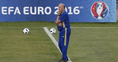 Del Bosque dirige un entrenamiento.