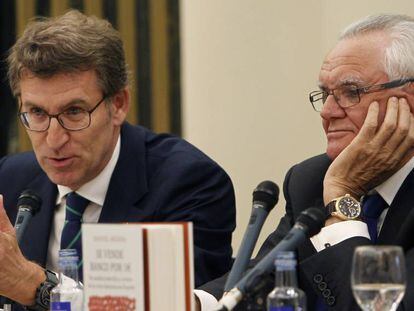 Feijóo, junto al abogado Manuel Medina el pasado miércoles, en la presentación en Madrid del libro 'Se vende banco por un euro'.