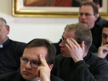 Varios sacerdotes siguen una clase sobre exorcismo en la Academia Apostólica Regina de Roma.