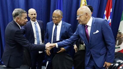 Gerardo Blyde, líder de la delegación opositora, y Jorge Rodriguez se dan la mano tras firmar el acuerdo de Barbados el 17 de octubre.