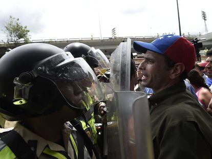 El l&iacute;der opositor Henrique Capriles discute con agentes de la polic&iacute;a durante una manifestaci&oacute;n en Caracas. 