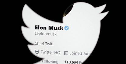La cuenta en Twitter de Elon Musk vista a través del logo de la compañía.