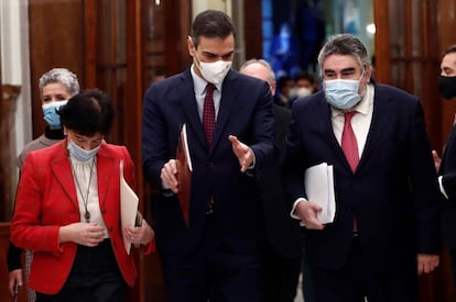 El presidente del Gobierno, Pedro Sánchez (centro) conversa con el ministro de Cultura y Deporte, Juan Manuel Rodríguez Uribes (derecha) y la ministra de Educación, Isabel Celaá (izquierda), a su llegada al Congreso este jueves.