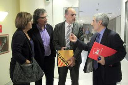 El portavoz parlamentario de IU, Gaspar Llamazares, conversa con los portavoces de ICV y ERC, Nuria Buenaventura y Joan Ridao y el diputado de este último grupo Joan Tardá.