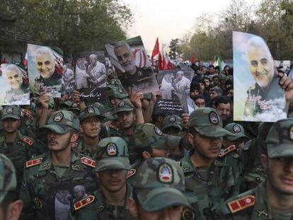 Cadetes iraníes asisten al funeral por la muerte del general Qassem Soleimani.