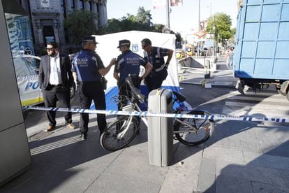 Policías municipales, en el lugar donde ha sido atropellado el ciclista de 58 años.