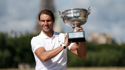 Nadal, con el trofeo de Roland Garros este lunes.