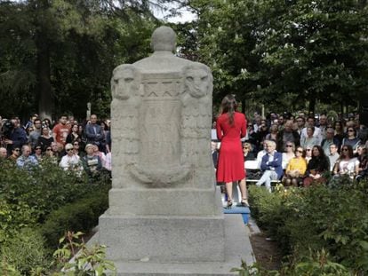 Lectura dramatizada de Irene Escolar y Alberto San Juan junto a la estatua de Benito Perez Gald&oacute;s, en mayo.