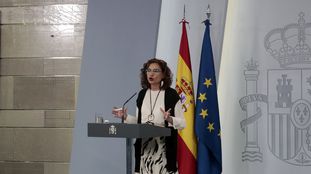 La ministra Portavoz, María Jesús Montero, durante la rueda de prensa ofrecida este jueves.