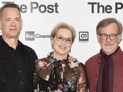Tom Hanks (Ben Bradlee) y Meryl Streep (Katharine Graham), protagonistas de la pel&iacute;cula, junto al director, Steven Spielberg.
