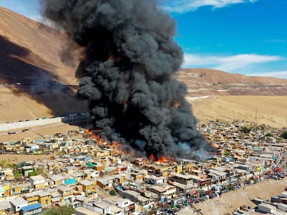 Vista aérea del incendio de Laguna Verde en los cerros de la ciudad de Iquique, Chile, en enero de 2022.