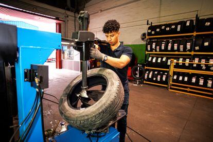 Mohamed Rafik trabaja como mecánico en un taller de Jerez de la Frontera (Cádiz).