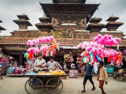 El centro histórico del viejo Katmandú es un museo arquitectónico al aire libre, con espléndidos templos medievales, pagodas, pabellones y capillas. La plaza Durbar (en la foto) es el corazón sagrado de la ciudad, como una diosa viviente de la capital nepalesa.