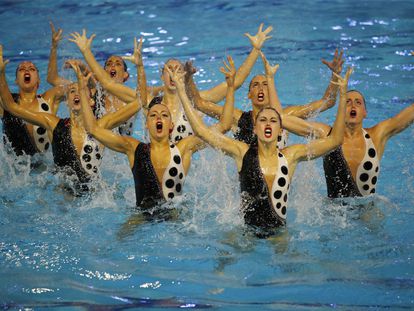 El equipo español de natación artística durante el ejercicio de rutina libre en el Preolímpico que se disputa en la piscina Sant Jordi de Barcelona.