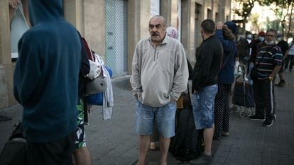 Personas sin recursos hacen cola para recibir el desayuno en una parroquia de Barcelona en 2020.