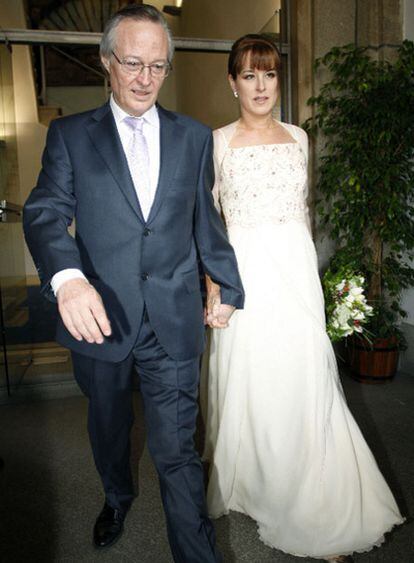 Josep Piqué y Gloria Lomana a la salida de la ceremonia de su matrimonio, celebrado en la Casa de la Panadería de Madrid por el alcalde Ruiz Gallardón.