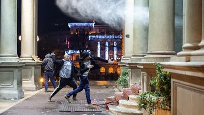 Manifestantes arrojan piedras contra el ayuntamiento de Belgrado.