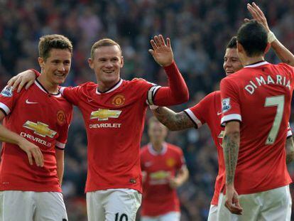 Di Mar&iacute;a, Rojo y Herrera felicitan a Rooney, durante un partido del Manchester United.