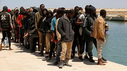 Un grupo de migrantes detenidos después de ser interceptados en el mar por los guardacostas libios, este lunes en Gasr Garabulli, en el noroeste de Libia.
