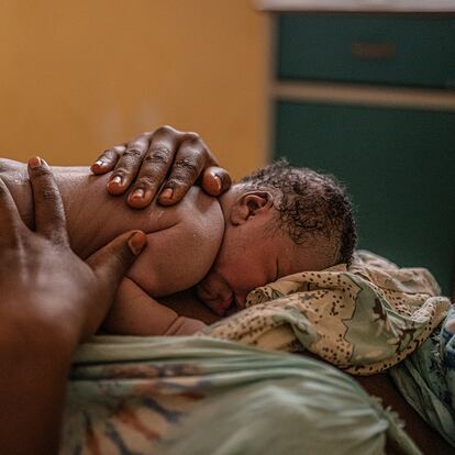 Mint coloca sobre su pecho a su hijo recién nacido, en el centro de salud de Guerou (Mauritania).
