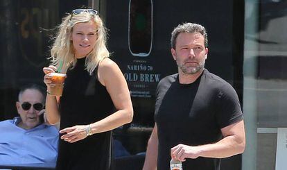 El actor y su nueva pareja, la productora Lindsay Shookus, el pasado 10 e julio.