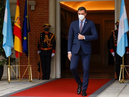 El presidente del Gobierno español, Pedro Sánchez, sale a recibir al presidente argentino, Alberto Fernández, este martes antes de que ambos líderes mantengan un encuentro en el Palacio de la Moncloa.