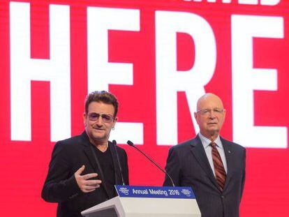El cantante Bono, durante una presentación de (RED), en el foro de Davos.