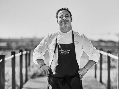 Ángel León en la marisma sobre la que se alza su restaurante, Aponiente, en el Puerto de Santa María.