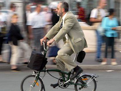 Un hombre pasea en bicicleta por Par&iacute;s (Francia).