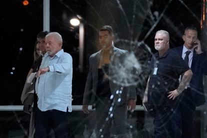 El presidente de Brasil, Luiz Inácio Lula da Silva, inspecciona los daños en el palacio de Planalto, en Brasilia, tras el asalto por partidarios de su antecesor, Jair Bolsonaro.