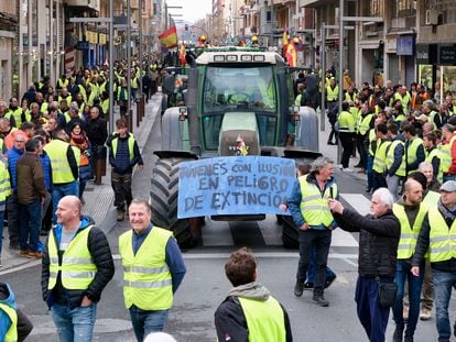 Concentración de agricultores este jueves por el centro de Logroño.
