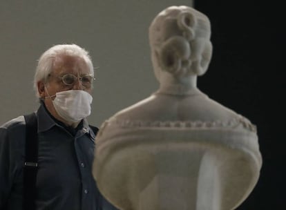 Un visitante observa una de las esculturas de la colección del MNAC, el día de su reapertura.