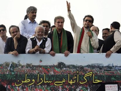 Imran Jan saluda a sus simpatizantes durante una manifestaci&oacute;n convocada en Gujranwala este viernes 
