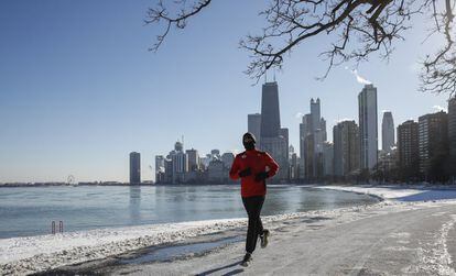 Chicago, Detroit, Boston, Nueva York, Atlanta, Washington y Memphis, entre las más afectadas por el vendaval. En la fotografía, un hombre corre a lo largo del lago a pesar de las temperaturas en Chicago (EE UU).