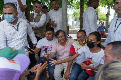 Gustavo Petro saluda a sus seguidores durante una visita de campaña a Ciénaga de Oro.