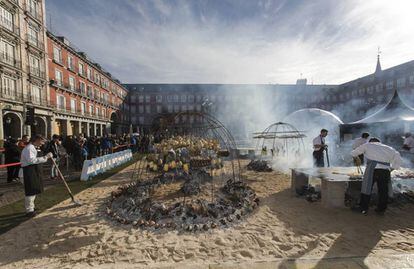Asado argentino realizado por el chef Francis Mallmann en la Plaza Mayor de Madrid.