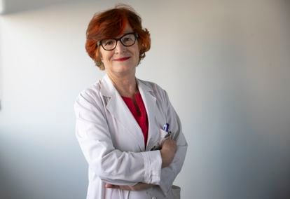 La doctora Clotilde Vázquez, que ha publicado un libro sobre menopausia, retratada en Hospital Fundación Jiménez Díaz.