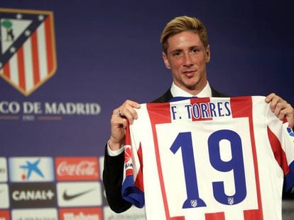 Fernando Torres muestra la camiseta con el número 19, en su presentación en el Vicente Calderón como jugador del Atlético de Madrid en 2015. En vídeo, el futbolista anuncia su retirada.